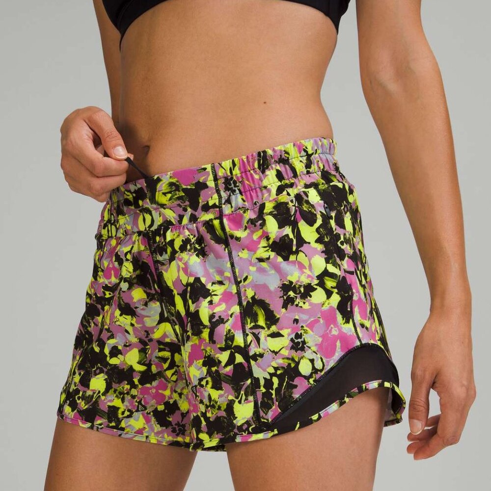 Lululemon NWT Hotty Hot Low-Rise Lined Short 4", size 8